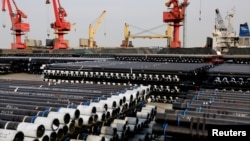 堆积在江苏省连云港的出口钢材。(2018年12月8日)