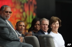 (右起)小布什夫人,美国前总统小布什,奥巴马夫人,美国总统奥巴马在非洲裔美国人历史文化博物馆开馆仪式上(2016年9月24日)