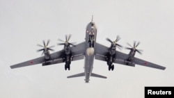 资料照片:俄罗斯图-142战机。