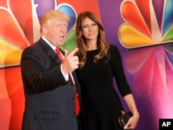 电视节目《名人学徒》的主持人川普和妻子梅兰尼亚在纽约雷电华城音乐厅参加NBC广播电视网举办的节目介绍会(2012年5月14日)