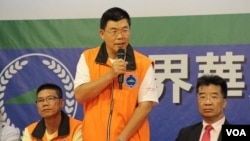 世界华人保钓联盟会长黄锡麟(中)