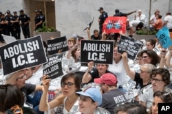 2018年6月28日,数百人在美国参议院哈特办公楼内抗议示威,有些人举着标语“废除移民和海关执法局”。