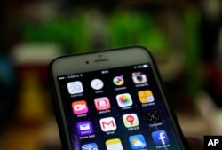 谷歌Gmail应用显示在一款智能手机上。(12/29/2014)