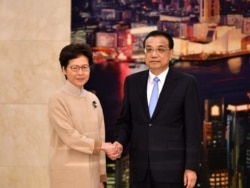 2019年12月16日,中国国务院总理李克强在北京接见香港特首林郑月娥时握手。