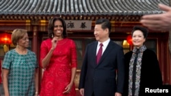 美国第一夫人米歇尔·奥巴马和她的母亲玛丽安·罗宾逊(左)在北京钓鱼台国宾馆接受中国国家主席习近平和夫人彭丽媛的款待。(2014年3月21日)