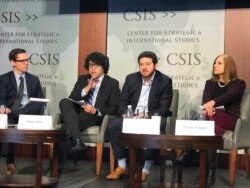 台湾研究假信息专家沈伯洋(左2)与美国研究员莫楠(左3)2020年2月11日在战略与研究中心讨论中国干预台湾选举的假信息活动(美国之音锺辰芳拍摄)