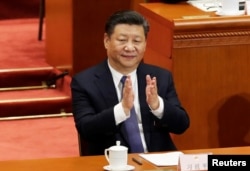 在中国全国人大会议投票表决通过了取消国家主席任期制的修宪案后,中国领导人习近平鼓掌。(2018年3月11日)