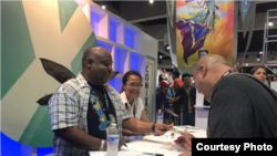 Komikus Ariela Kristantina (kanan) bersama penulis Marc Bernadine (kiri) saat menanda-tangani komik di Comic-Con (dok: Superfan/Pamela Mullin Horvath)