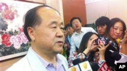 中国作家莫言2012年10月11号获得诺贝尔文学奖之后,在家乡山东高密对记者说话