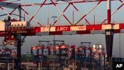 资料照片:美国加利福尼亚州长滩港的集装箱装卸码头(2021年11月30日)