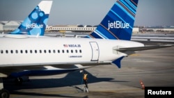 在纽约肯尼迪机场,一名工人正在给捷蓝航空公司飞机加油(资料图片)