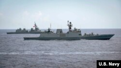 印度海军什瓦里克级卡莫尔塔号隐形护卫舰和日本海上自卫队秋月级冬月号驱逐舰在关岛附近的菲律宾海参加马拉巴尔联合军演期(2018年6月15日)