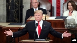 资料照片:第一任期的特朗普总统向国会两院联席会议发表国情咨文讲话,时任副总统迈克·彭斯(Mike Pence)和时任众议院议长、加利福尼亚州民主党人南希·佩洛西(Nancy Pelosi)在其身后。(2019年2月5日)