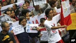 Người Việt Nam xuống đường biểu tình chống Trung Quốc tại Hà Nội, ngày 9/12/2012.