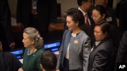 中国第一夫人彭丽媛到达联合国总部,出席全球妇女峰会(2015年9月27日)