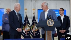 资料照片:美国总统拜登在空中巡视了95号州际公路坍塌现场后在费城国际机场听取来自宾夕法尼亚州民主党籍联邦参议员凯西谈论这次事件。(2023年6月17日)