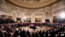 美国前总统乔治·H·W·布什的灵柩停放在华盛顿国会圆形大厅,供民众瞻仰(2018年12月3日)。布什上周五晚在他的家乡德克萨斯州去世,享年94岁。