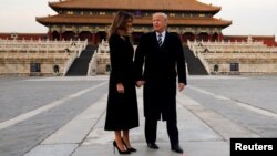 美国总统川普和第一夫人梅拉尼亚在首次亚洲之行期间参观中国北京故宫。(2017年11月8日)