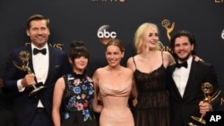 HBO频道的奇幻史诗电视剧《权力的游戏》的主创人员在艾美奖颁奖典礼上(2016年9月18日)