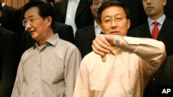 2004年9月上海市长韩正(右)和中共上海市委书记陈良宇(左)在一次中共会议后