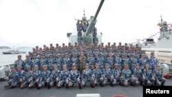 2018年4月12日,在南中国海上,中国国家主席习近平(第二排中间)在长沙号驱逐舰上阅兵,同中国人民解放军海军军人合影留念。