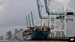 Các nước ngoài nhóm OPEC sẽ tăng sản xuất thêm rất nhiều dầu vào năm tới, vào độ 1,2 triệu thùng một ngày, gần một nửa số này là của Hoa Kỳ và Canada.