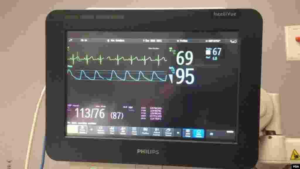 马永田在中国驻美国大使馆前绝食抗议(2015年12月9日美国之音渔沐拍摄)