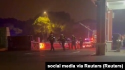 中国江苏省无锡市下辖的一个县级市星期六(11月16日)晚发生一起凶嫌持刀无差别捅人案,造成8死、17伤的惨剧后,警察封锁学校大门附近。