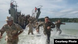 美海军陆战队2012年7月3日训练菲律宾军队反恐(美国国防部照片)