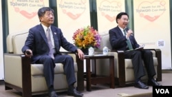 台湾外长吴钊燮(右)在外交部和卫福部联合记者会上回答问题。(图片来源:台湾外交部网站)