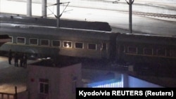 一列据信载有金正恩的朝鲜火车23日晚间在中国边境城市丹东火车站停靠,然后驶离。