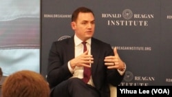 国防科技公司Palantir国防项目负责人、前共和党联邦众议员麦克·加拉格尔出席罗纳德·里根基金会活动。(美国之音记者李逸华拍摄,2025年3月5日)