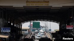 ထိုင်း-မြန်မာနယ်စပ် မြဝတီချစ်ကြည်ရေးတံတား အမှတ် (၁) ပေါ်ကနေ ထိုင်းနိုင်ငံဘက်ဝင်လာနေတဲ့ ကားတန်း။ (ဖေဖေါ်ဝါရီ ၂၁၊ ၂၀၂၅)