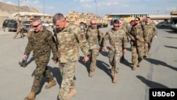 美军中央司令部司令麦肯锡上将2019年4月5日视察驻阿富汗美军(美国国防部)