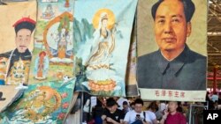 在北京的旧货市场上,毛泽东像和皇帝像、佛教神像被放到一起(2016年5月16日)而皇帝像、佛教神像是文革初期大力破除的所谓四旧。
