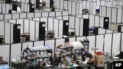 士兵们在西雅图百联野外活动中心的一个军事区的重症监护区护理站工作(2020年4月5日)。