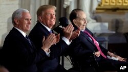 川普总统、彭斯副总统为获得国会金质奖章的前参议员鲍勃·多尔鼓掌。(2018年1月17日)