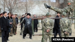 2025年2月25日,朝鲜领导人金正恩视察平壤康昆军事学院时观看一名士兵练习双杠。