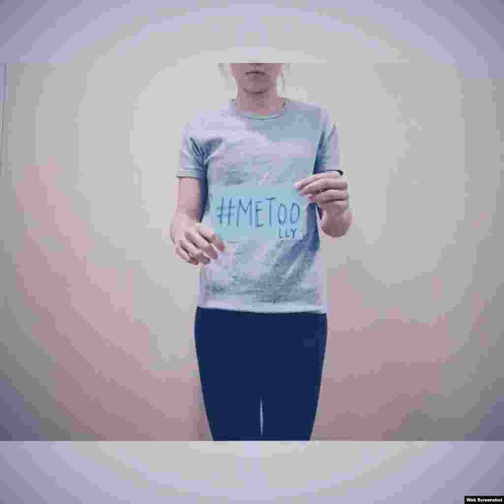 香港知名百米跨栏运动员吕丽瑶举着“我也是”标语 (吕丽瑶facebook图片)。她在脸书上公开了她约15岁时受到她一直尊敬的前中学教练性侵的经历,引发香港社会的关注。体育界支持吕丽瑶勇敢站出,对性侵零容忍。警方表示关注事件,特首则鼓励吕丽瑶向警方报案。