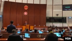 香港特首林郑月娥1月12日出席新选制下首届立法会第一次大会兼行政长官答问会,回应议员有关防疫政策等质询 (美国之音/汤惠芸)