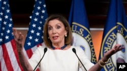 美国众议院议长南希·佩洛西在华盛顿国会山对记者讲话。(2019年9月26日)
