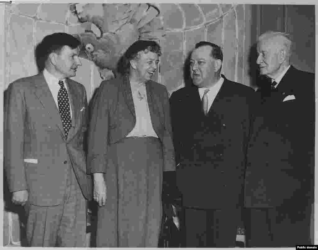 1953年10月24日,大卫·洛克菲勒,美国前总统罗斯福的夫人,联合国首任秘书长,和IBM公司领导人沃森合影(罗斯福总统图书馆图片)