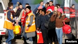 Những người di dân rời trung tâm Jules Ferry, lên những chiếc xe bus của chính phủ Pháp để đến các trung tâm tiếp nhận người tị nạn trên cả nước.