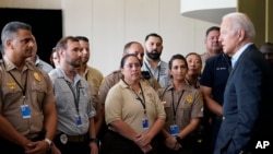 美国总统拜登在佛罗里达州的迈阿密海滩会见现场急救人员,此前他们在迈阿密郊区瑟夫塞德上周倒塌的一幢公寓大楼废墟上进行搜救工作。(2021年7月1日)