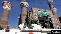 停在新疆清真寺外面的武警车辆