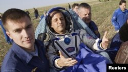 Phi thuyền Soyuz đã đưa phi hành gia Mỹ Joseph Acaba (hình trên) và hai phi hành gia Nga Gennady Padalka và Sergei Revin trở về trái đất hôm nay