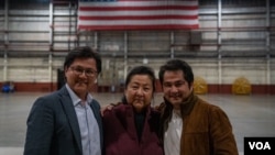 努里·图尔克(Nury Turkel)(右)、阿依夏木·马木提(Ayshem Mamut)(中)和马木提·图尔克(Mamut Turkel)(左)于2024年12月27日感恩节前夕,在德克萨斯州圣安东尼奥的美国空军基地合影,艾雪姆·马木图刚刚从中国抵达。(图片由努里·图尔克提供)