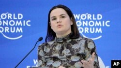 白俄罗斯反对派流亡领导人季哈诺夫斯卡娅在瑞士达沃斯世界经济论坛上讲话。(2023年1月19日)