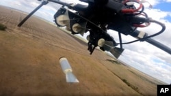 资料照片:俄罗斯国防部2024年9月24日发布的视频显示,一架俄罗斯无人机在乌克兰顿涅茨克地区一个未公开的地点投掷了一枚炸药。