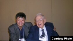 2008年,中国自由派民间智库北京天则经济研究所所长盛洪教授和美国芝加哥大学教授科斯在芝加哥大学的中国改革开放30年研讨会上(盛洪推特图片)